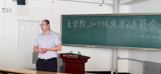 男人站在房间里中度可信度描述已自动生成