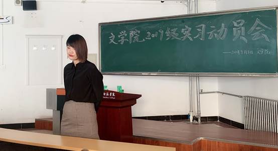 图片包含 室内, 男人, 前, 绿色描述已自动生成