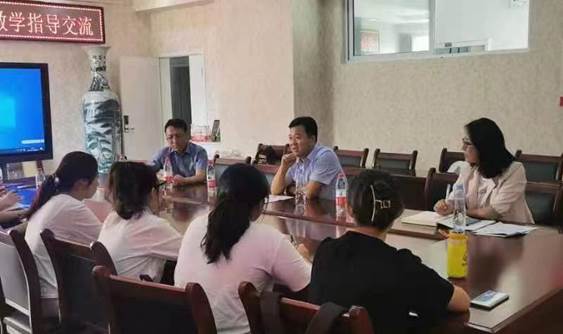 会议室里的人们描述已自动生成